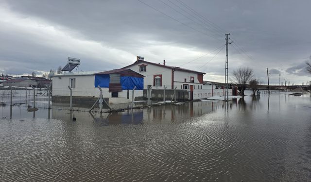 Sağanak ve eriyen kar su baskınlarına neden oldu