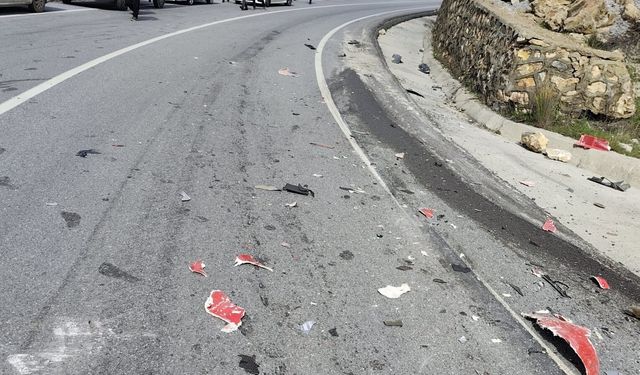 Alanya'da freni boşalan TIR, 2 otomobile çarptı