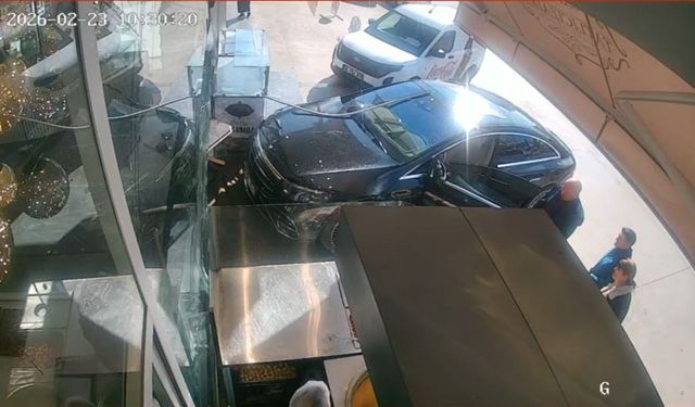 Ankara'da otomobil pastaneye girdi!