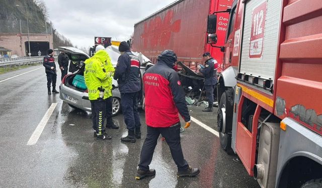 Artvin'de otomobil, TIR'a çarptı