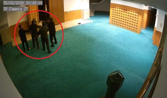 Ayakkabısını bulamayıp cami görevlisine saldırdı!