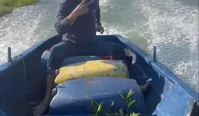 Bahçesi su altında kaldı, kayıkla ulaştı!