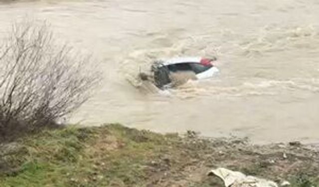 Bolu’da Yağmur Kazaya Neden Oldu: Otomobil Dereye Yuvarlandı