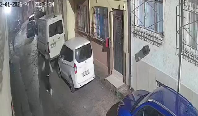 Bursa'da Yere düşen bayrağı kaldırdı