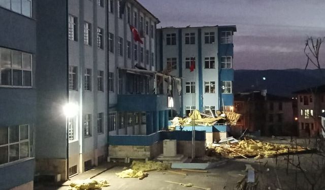 Düzce'de Fırtına Çatıyı Uçurdu: Okul Tatil Edildi