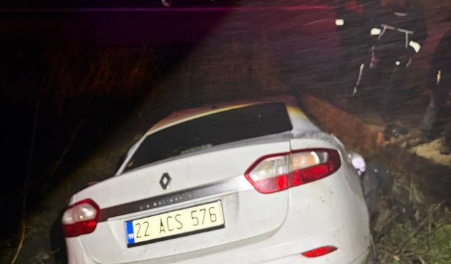 Edirne'de otomobil, şarampole devrildi