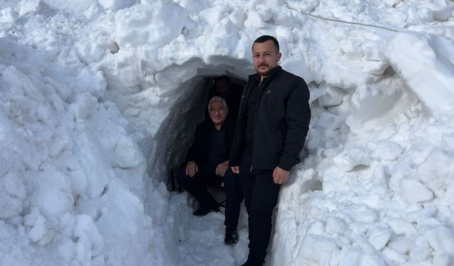 Esnaf dükkanının önüne kardan tünel açtı