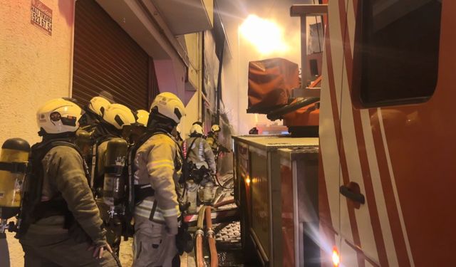 Fatih'te 3 katlı metruk binada yangın