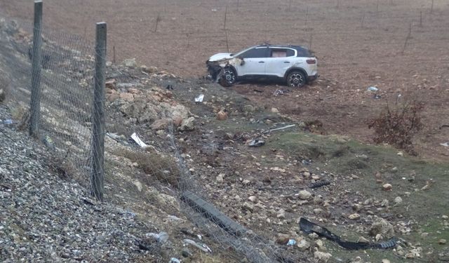 Gercüş'te otomobil şarampole yuvarlandı