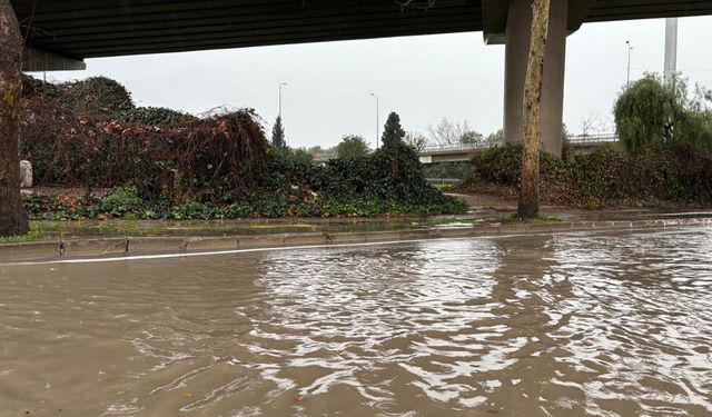 İzmir’de Sağanak Hayatı Felç Etti