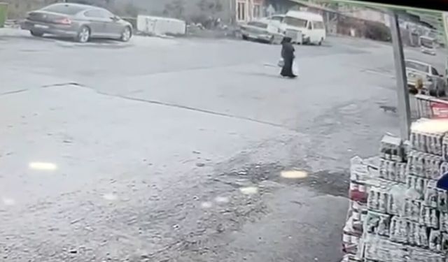 Kamyonetin kapağı, yayaya çarptı!