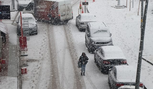 Kardan 40 yerleşim yeri ulaşıma kapandı