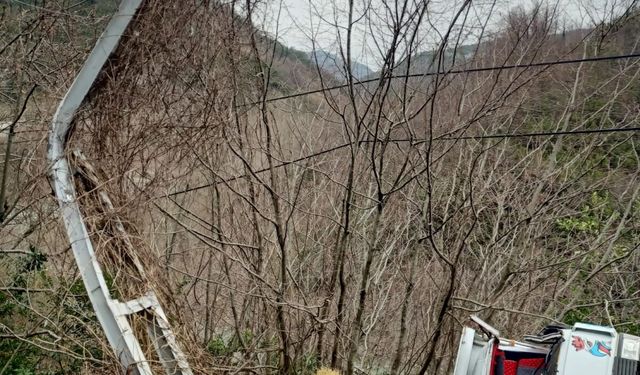 Kastamonu'da saman yüklü kamyon devrildi