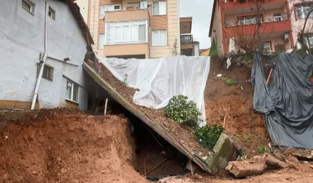 Kocaeli'de istinat duvarı çöktü, 2 bina tahliye edildi