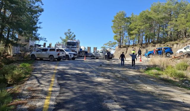 Muğla Seydikemer’de heyelan: Yol ulaşıma kapandı