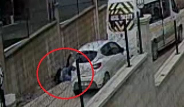 Öğrencilerin gözü önünde yumruklu kavga ettiler