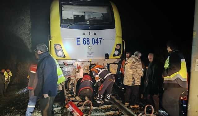 Savaştepe’de Kaya Parçasına Çarpan Tren Raydan Çıktı