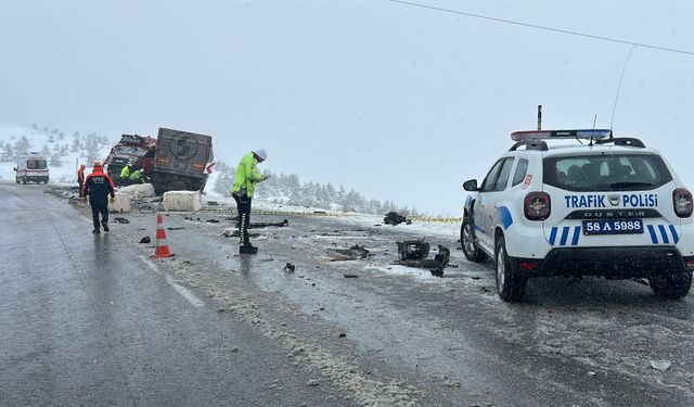 Sivas'ta 2 TIR çarpıştı!