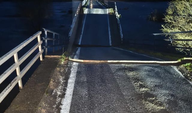 Susurluk’ta 3 mahalleyi bağlayan köprü çöktü