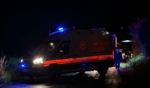 Turgutlu’da Dere Taştı: 2 Araç Mahsur Kaldı