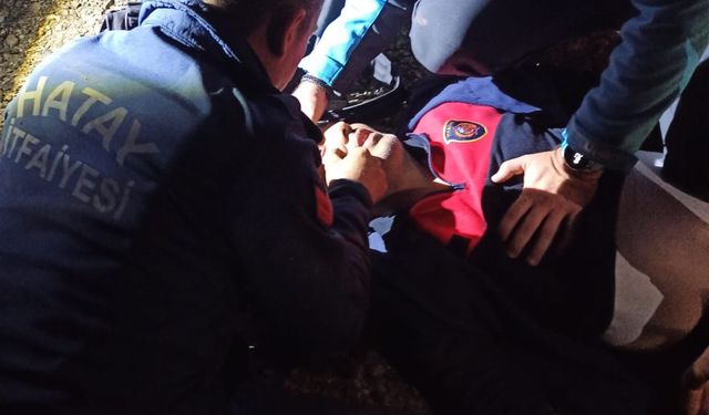 Uçurumdan yuvarlanan kepçeden atlayan operatör yaralı kurtarıldı