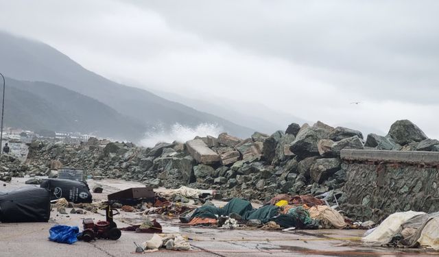 Yalova’da Fırtına Alarmı: Kıyı Şeridi Sular Altında!