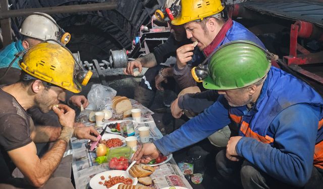 Zonguldak'ta madenciler, ilk sahurunu yeraltında yaptı!