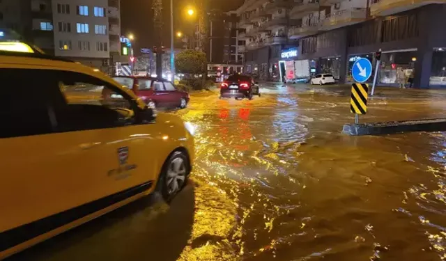 Alanya'da yağmur son anlar yaşattı