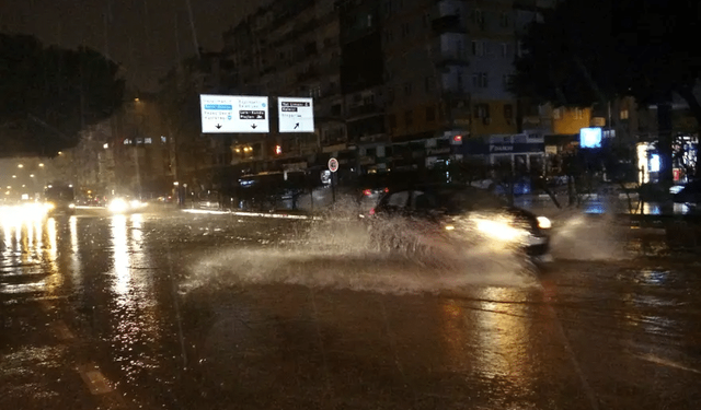 Antalya’da Sağanak ve Fırtına Alarmı: Kent Merkezinde Ulaşım Aksadı