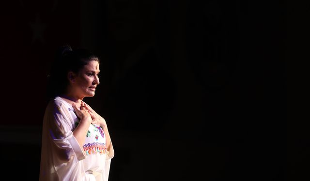 Yenimahalle Tiyatro Festivali’nde İclal Aydın’dan Unutulmaz Gece