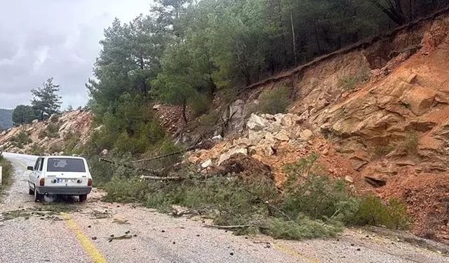 Muğla’da heyelan: Taş ve kayalar yola düştü!
