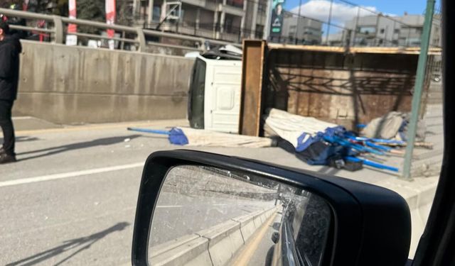 Çankaya'da Kamyon Devrildi!