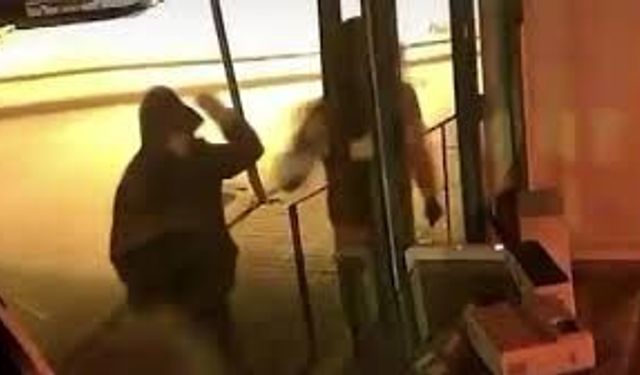 Adana’da Pes Dedirten Hırsızlık: Çaldıkları Altınlarla Sokakta Eğlendiler