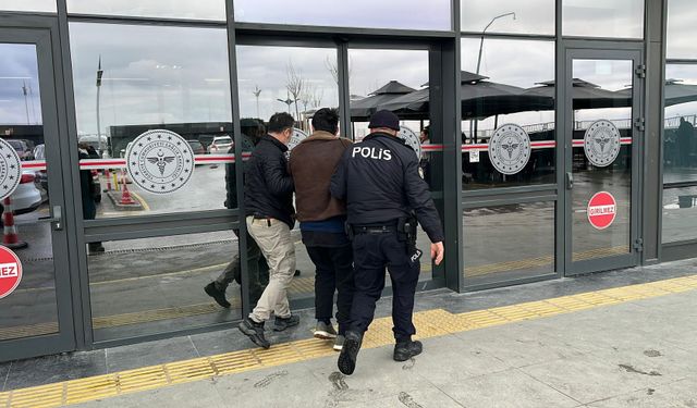 Otobüs durağında uyuşturucu madde kullanan zanlı yakalandı