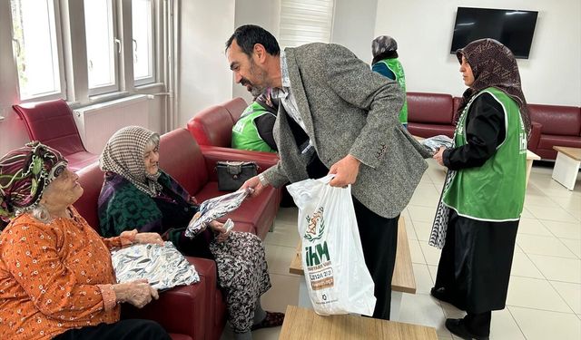 Sivas'ta İHH üyelerinden huzurevine ziyaret