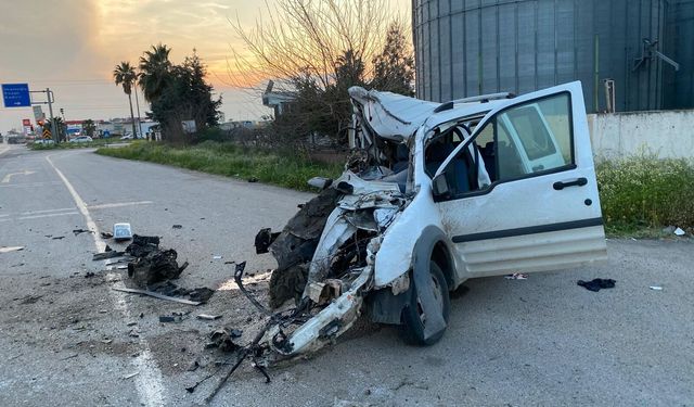 Adana’da Kontrolden Çıkan Araç Duvara Çarptı