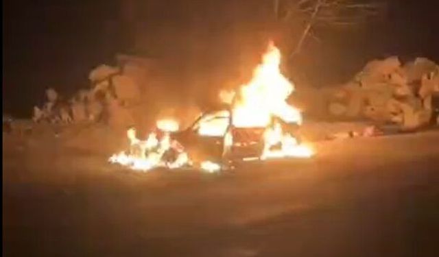 Adana’da Yolda Seyreden Araç Alev Aldı