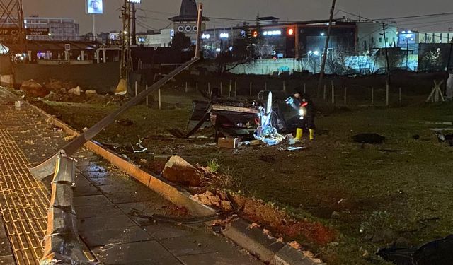 Ankara'da otomobil, bariyerlere ve direğe çarpıp takla attı