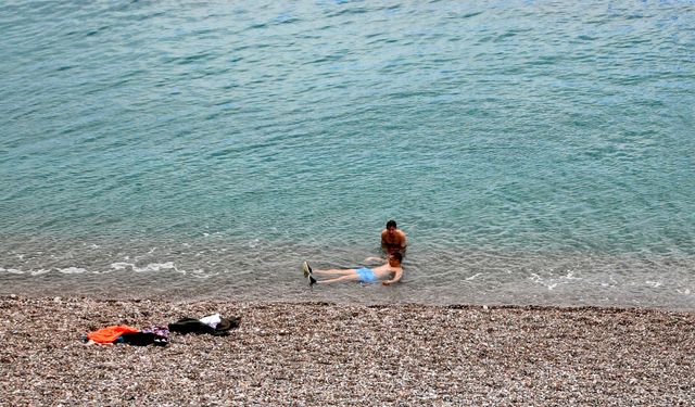 Antalya’da Bayram Arifesinde Sahiller Doldu