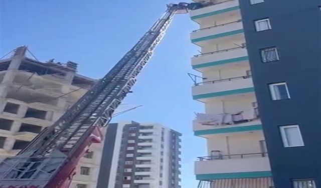 Baba ve bebeği yangında kurtarıldı,  yangını komşuları çıkardı!