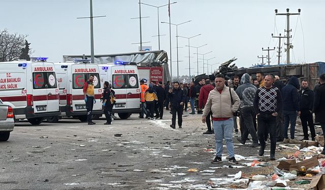 Fren sistemi arızalan kamyon 4 araca çarptı, yaralılar var!