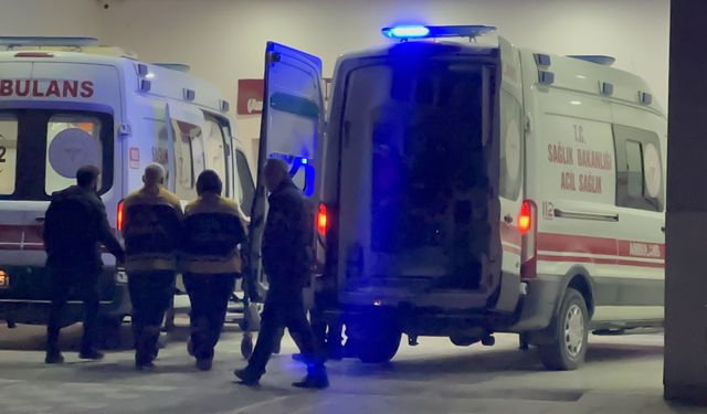 Husumetli iki grup arasında bıçaklı kavga: 5 kişi yaralandı