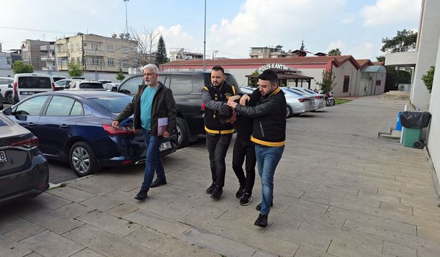 İş yerinin vitrinindeki cep telefonunu çaldı