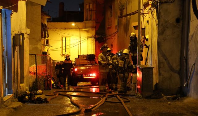İzmir’de 2 Katlı Evde Yangın