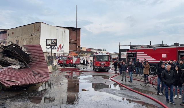 İzmir’de sanayi sitesinde korkutan yangın: 7 iş yeri zarar gördü