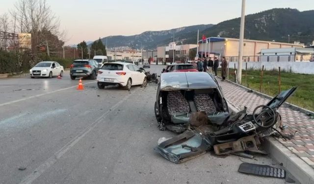 İzmir’de Zincirleme Trafik Kazası: 3 yaralı