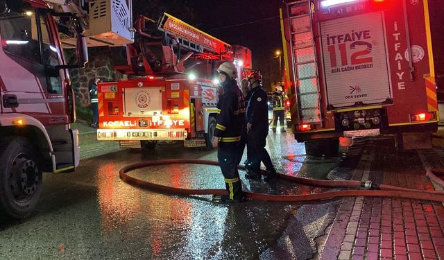 Kocaeli’de 2 Katlı Binada Yangın