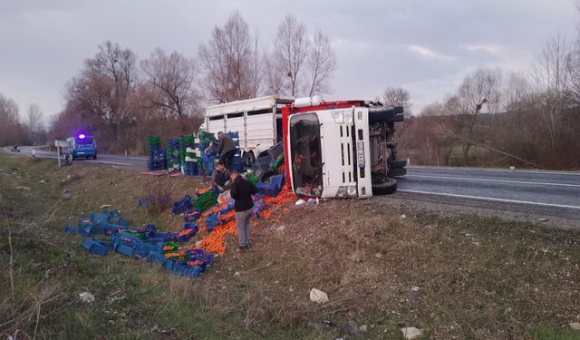 Kütahya'da kamyonet devrildi