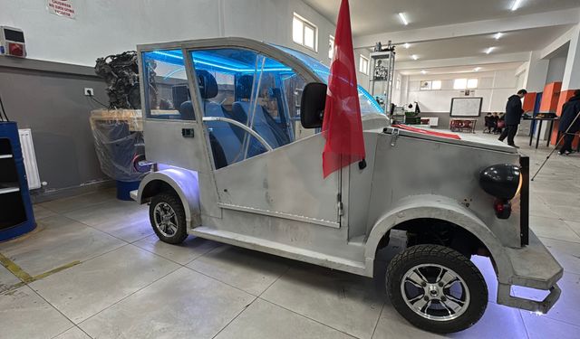 Lise öğrencilerinden geri dönüşüm malzemelerinden araç