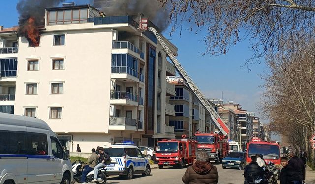 Manisa'da 4 katlı binada yangın çıktı